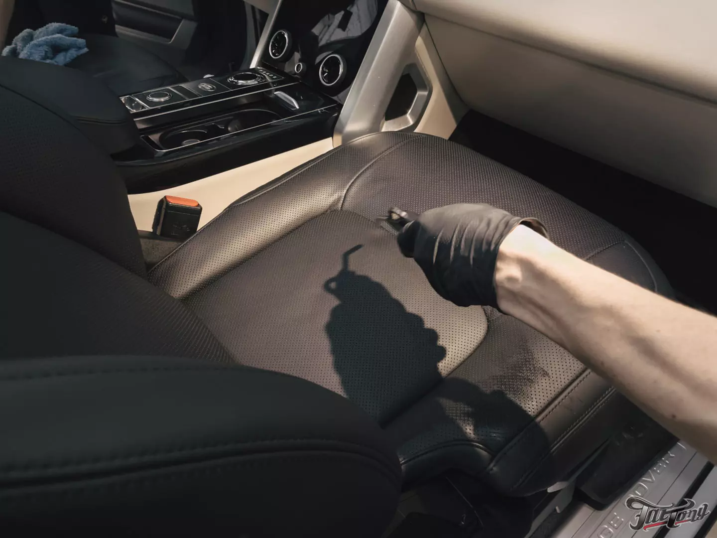 Химчистка и ремонт кожи в салоне Range Rover